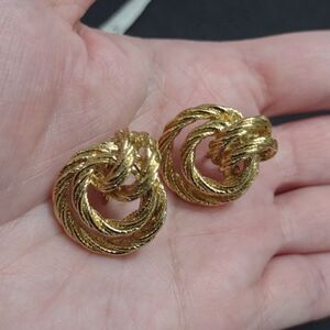 Avon vintage gold tone clip on earrings
